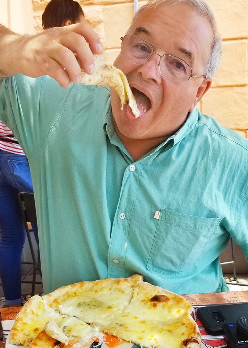travel and foodie influencer Dennis Littley eating pizza